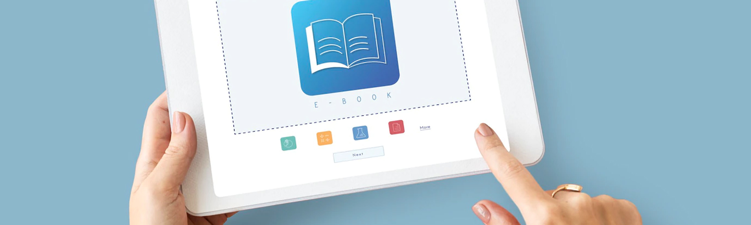 Vista frontal de tableta con libro digital desplegado