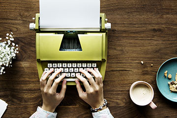 Vista superior de mujer escribiendo en máquina de escribir