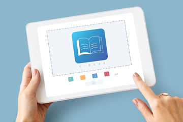 Vista frontal de tableta con libro digital desplegado